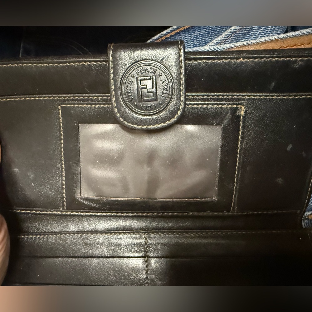 Classic Fendi Wallet - Picture 3 of 6